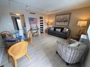 TV, offices - 1BR Suite 1 Block Beach/Boards/Fun/Elevator (Ocean City)