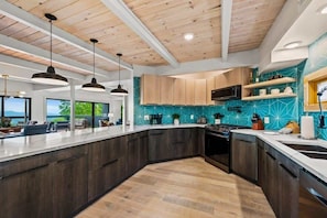 Geladeira, micro-ondas, fogão, cooktop