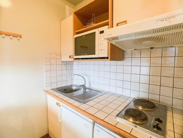 Fridge, dishwasher