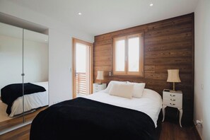 6 bedrooms, iron/ironing board, travel cot, WiFi