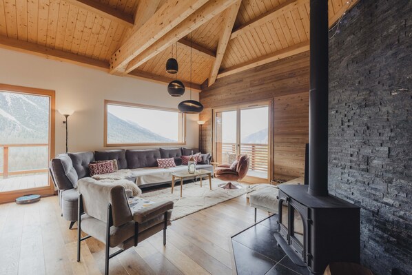 TV connectée, cheminée, baby-foot, table de tennis de table