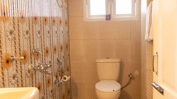 Deluxe-Zimmer | Badezimmer | Dusche, Regendusche, kostenlose Toilettenartikel, HandtĂŒcher