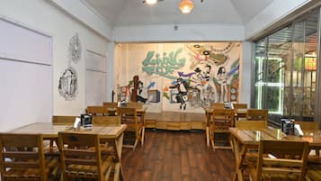 Frühstück, Mittagessen, Abendessen und Brunch werden serviert
