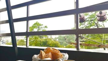 Daily cooked-to-order breakfast (INR 500 per person)