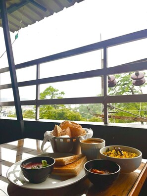Daily cooked-to-order breakfast (INR 500 per person)