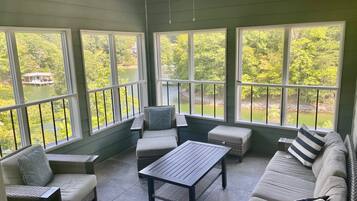 TV connectée, cheminée, lecteur de DVD, livres