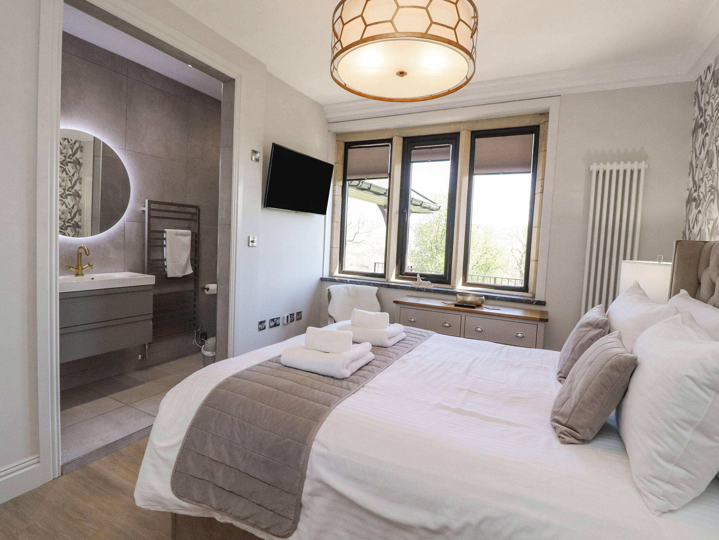 4 quartos, individualmente decorados, individualmente mobiliados