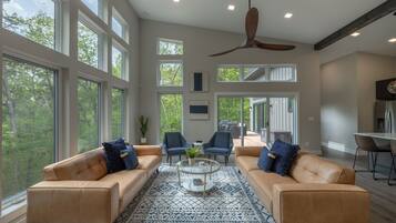 Téléviseur connecté, table de baby-foot, livres