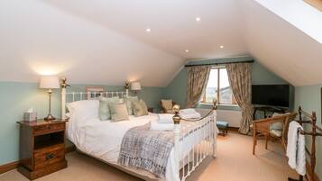 2 Schlafzimmer, individuell dekoriert, individuell eingerichtet