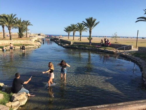 Casa Moderna con Jardin y Piscina