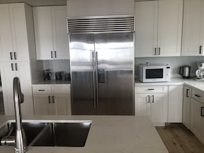 Réfrigérateur, four à micro-ondes, un four, surface de cuisson