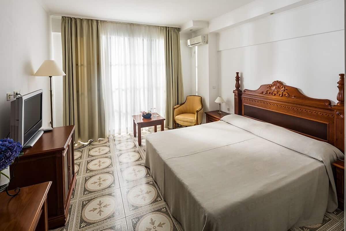 Classic Double Room | In-room safe, desk, blackout drapes, free WiFi