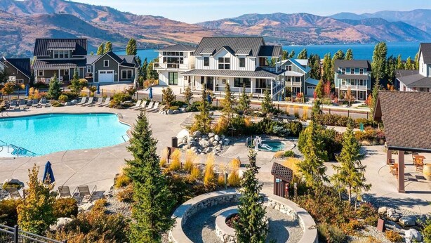 Un complexe hôtelier doté d’une grande piscine, de plusieurs bâtiments et offrant une vue panoramique sur les montagnes.