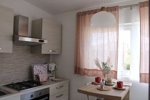 Réfrigérateur, un four, surface de cuisson, chaise haute