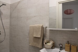 Dusche, Haartrockner, Handtücher, Seife