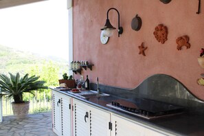 Frigorifero, forno, piano cottura, seggiolone