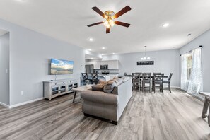 Appart'hôtel, 3 chambres | Coin séjour | TV connectée
