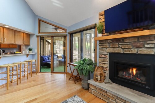 Screened-in Porch on 10th Fairway at Abbey Springs |Pools |Tennis/Racquetball |Clubhouse |Restaurant