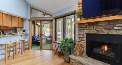 Screened-in Porch on 10th Fairway at Abbey Springs |Pools |Tennis/Racquetball |Clubhouse |Restaurant