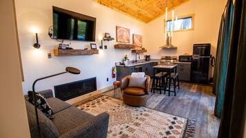 Smart TV, caminetto, lettore DVD