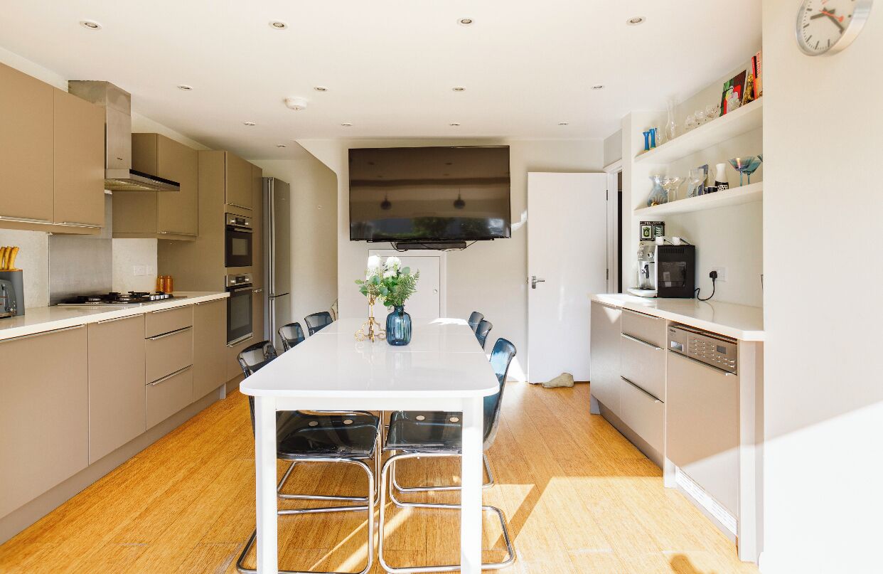 Spacious & Modern 5 Bedroom House in Central Windsor