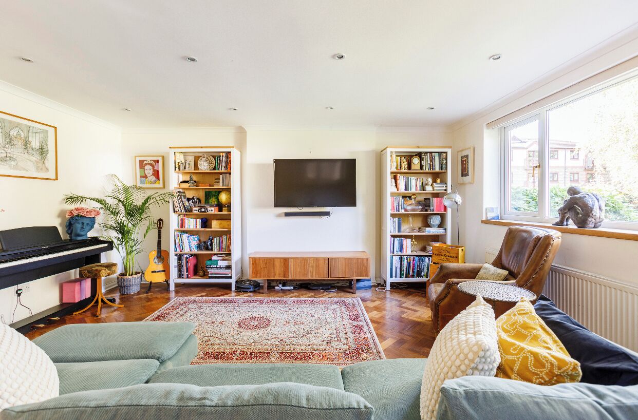 Spacious & Modern 5 Bedroom House in Central Windsor