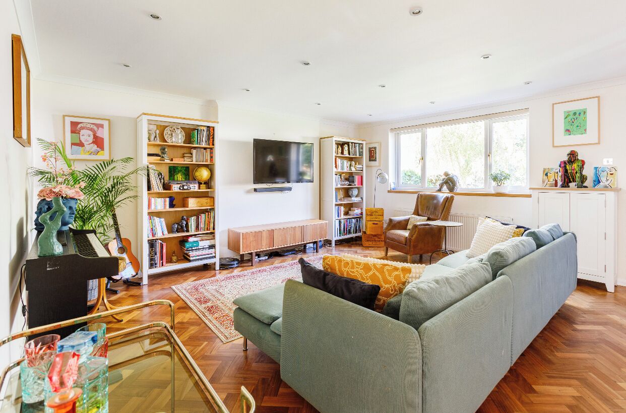 Spacious & Modern 5 Bedroom House in Central Windsor