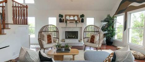 Smart TV, fireplace, books, stereo