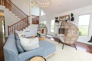 Smart TV, fireplace, books, stereo