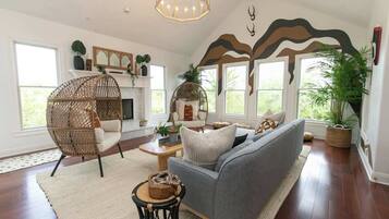 Smart-TV, Kamin, Bücher, Stereoanlage