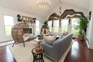 Smart TV, fireplace, books, stereo