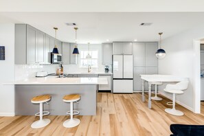 Fridge, microwave, oven, stovetop - Fully Renovated 2023, Dog Friendly, Fresh Beachfront Beauty in Sea Isle (Galveston)