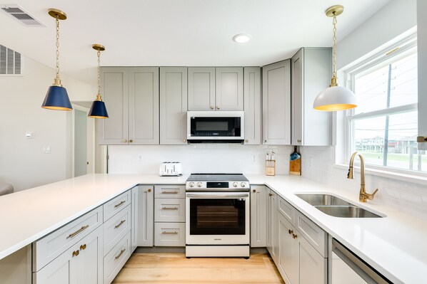 冰箱、微波炉、烤箱、炉灶