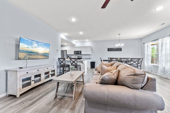 Smart TV - Walk In Level, Family Friendly, Relaxing New Condo in Stonebridge Resort. (Branson West)