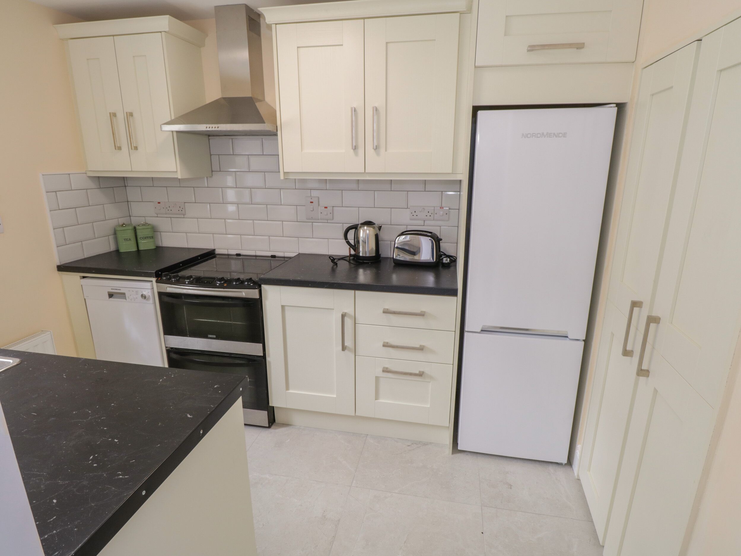 Dishwasher, electric kettle, toaster, cookware/dishes/utensils