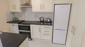 Dishwasher, electric kettle, toaster, cookware/dishes/utensils