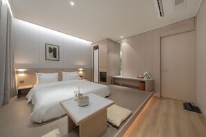 A modern hotel room with a large bed, bedside tables, a desk, and a mirror. - Hound Hotel Sungshin Women's University Branch (Seoul)
