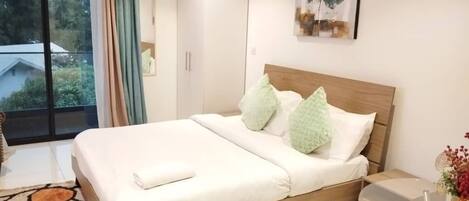 Estudio clásico | Muebles diferentes, cortinas blackout y tabla de planchar con plancha