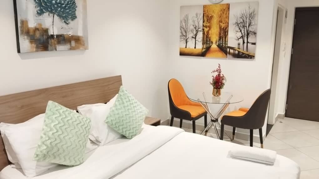 Studio – classic | Individuelt innredet, blendingsgardiner og strykejern/-brett