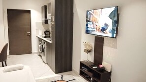 Private kitchen - AmberCity Apartment at Embassy  (Accra)