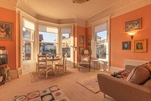 Living area - Spacious & great location flat close to the seafront (Scarborough)
