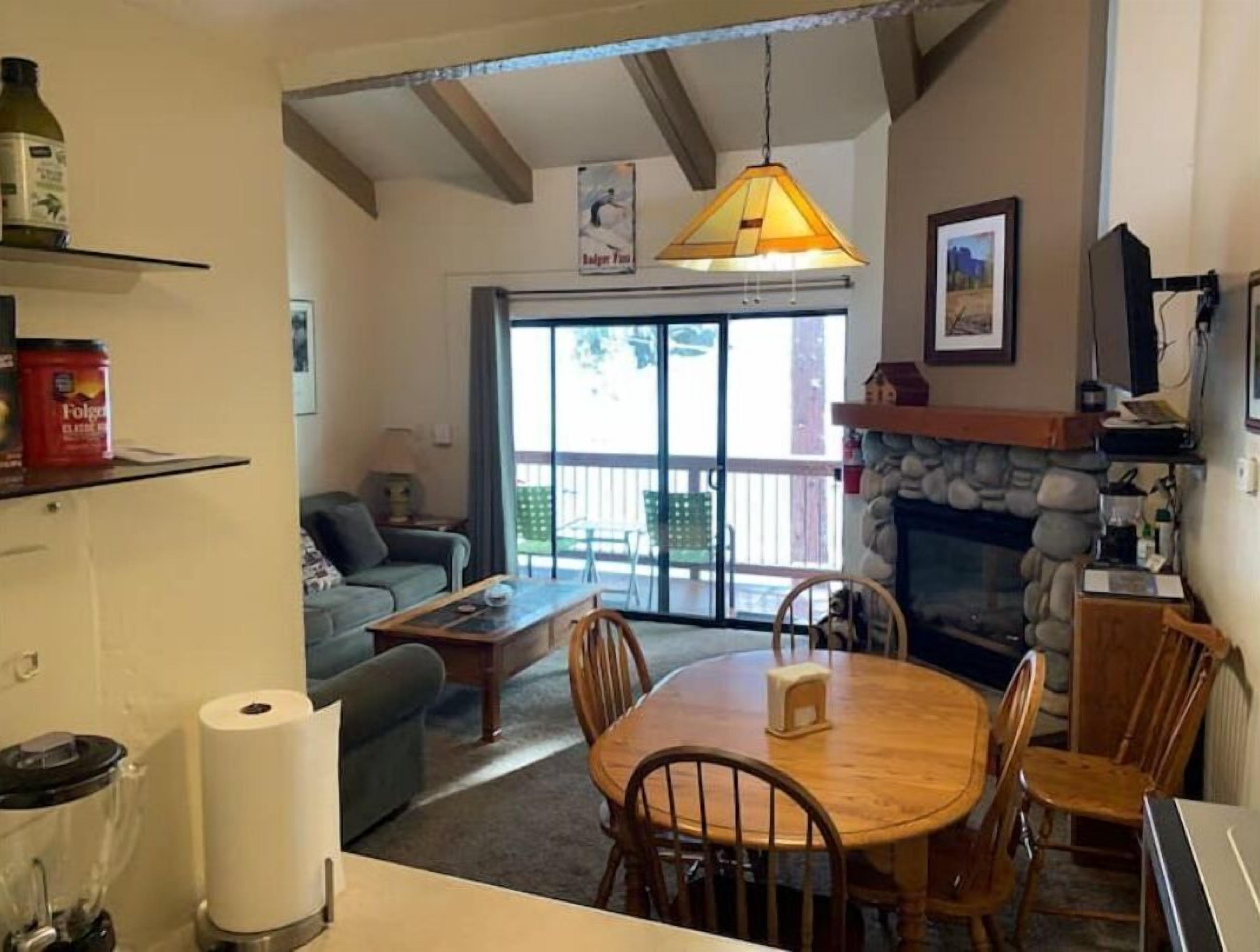 Smart-TV, Kamin, DVD-Player, Bücher