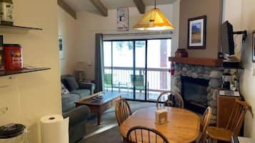 Smart TV, chimenea, reproductor de DVD y libros