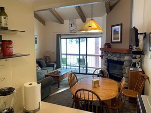 Téléviseur connecté, foyer, lecteur de DVD, livres