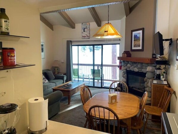 Smart TV, chimenea, reproductor de DVD y libros 