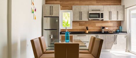 Een koelkast, een microgolfoven, een oven, een kookplaat