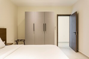 2 quartos, cofres nos quartos, acesso à internet, roupa de cama