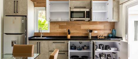 Kühlschrank, Mikrowelle, Ofen, Herdplatte