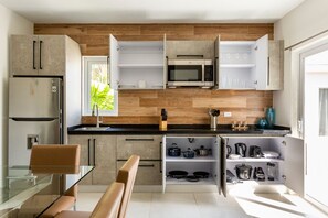 Réfrigérateur, four à micro-ondes, un four, surface de cuisson
