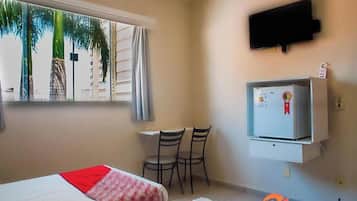 Quarto duplo standard | Frigobar, escrivaninha, Wi-Fi de cortesia, roupa de cama